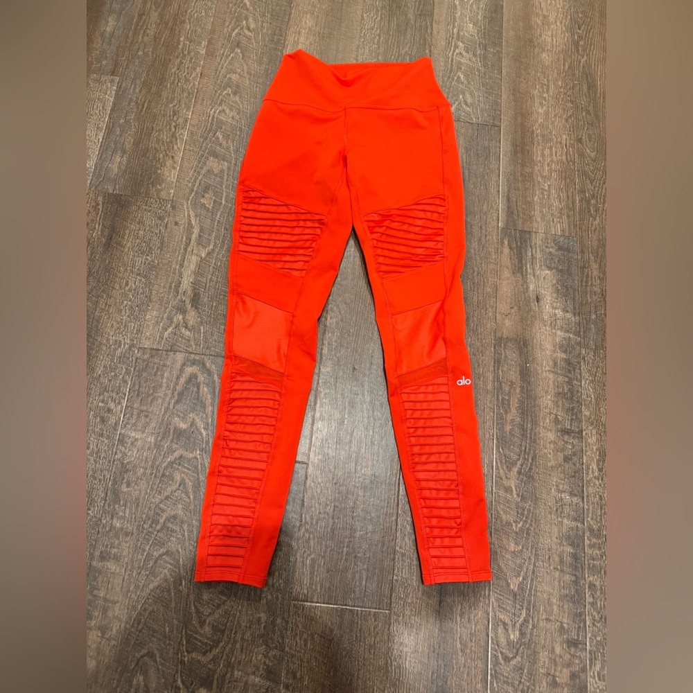 Alo high waisted moto leggings in Size M fantastic condition